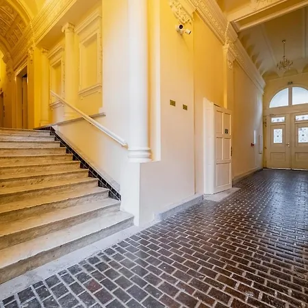 Historic Cozy With National Museum View