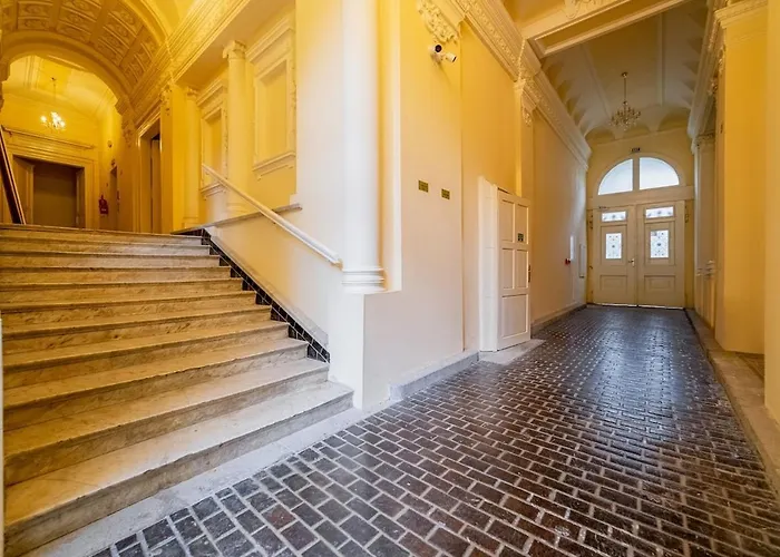 Historic Cozy With National Museum View